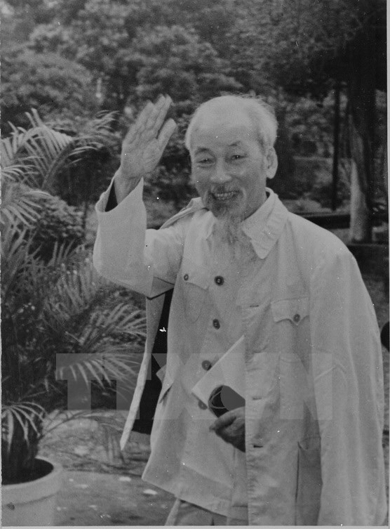 ho-chi-minh-guong-dao-duc-dan-chu