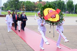 Đoàn đại biểu Đoàn Thanh niên Đảng xã hội chủ nghĩa thống nhất Venezuela đặt hoa tưởng niệm Chủ tịch Hồ Chí Minh